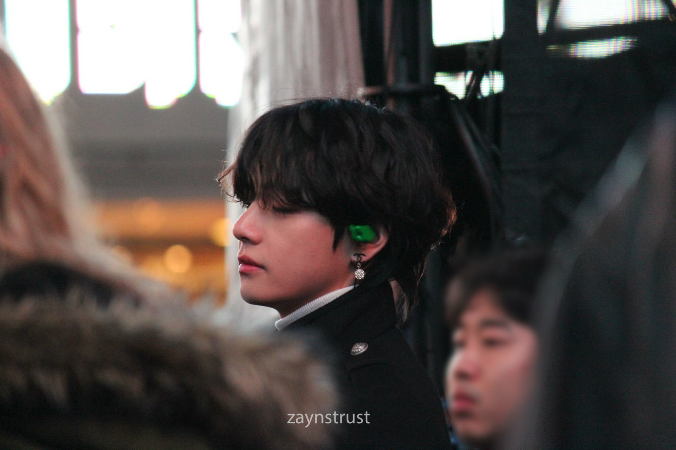 Ngày 31/12/2019, loạt ảnh chụp V khi anh bước đi trên đường phố tại Quảng trường Thời Đại (New York, Mỹ) trở thành đề tài viral Twitter với lượt tương tác cực 