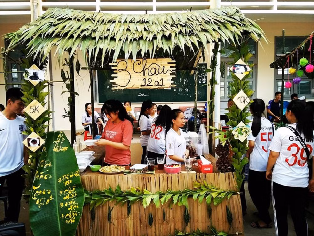 Nhìn cổng trại thế này cứ ngỡ Tết lại sắp đến rồi ấy nhỉ? 