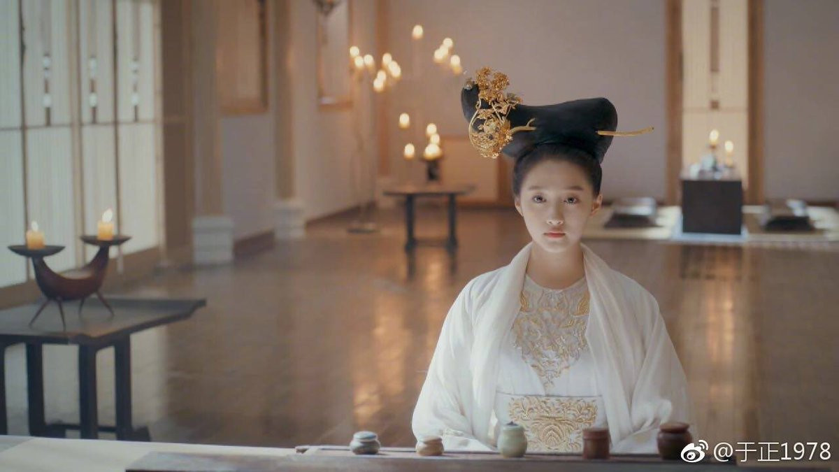 Trước đây cư dân mạng đã không tiếc lời chê bai Quan Hiểu Đồng với tạo hình kì quái này.