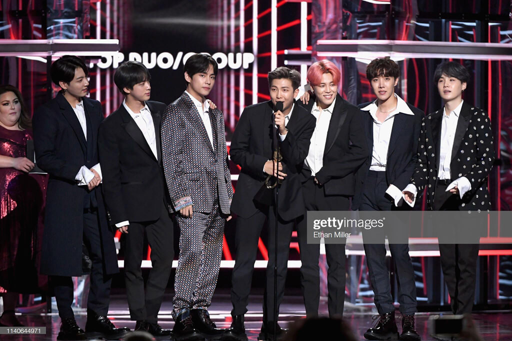 BTS tại lễ trao giải BBMAs 2019 với giải thưởng Top Duo/Group – một trong những giải thưởng quan trọng của BBMAs. BTS tại lễ trao giải BBMAs 2019 với giải thưởng Top Duo/Group – một trong những giải thưởng quan trọng của BBMAs.