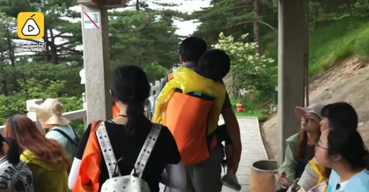 Hình ảnh người chồng cõng vợ đi du lịch khắp nơi khiến nhiều người phải xúc động.