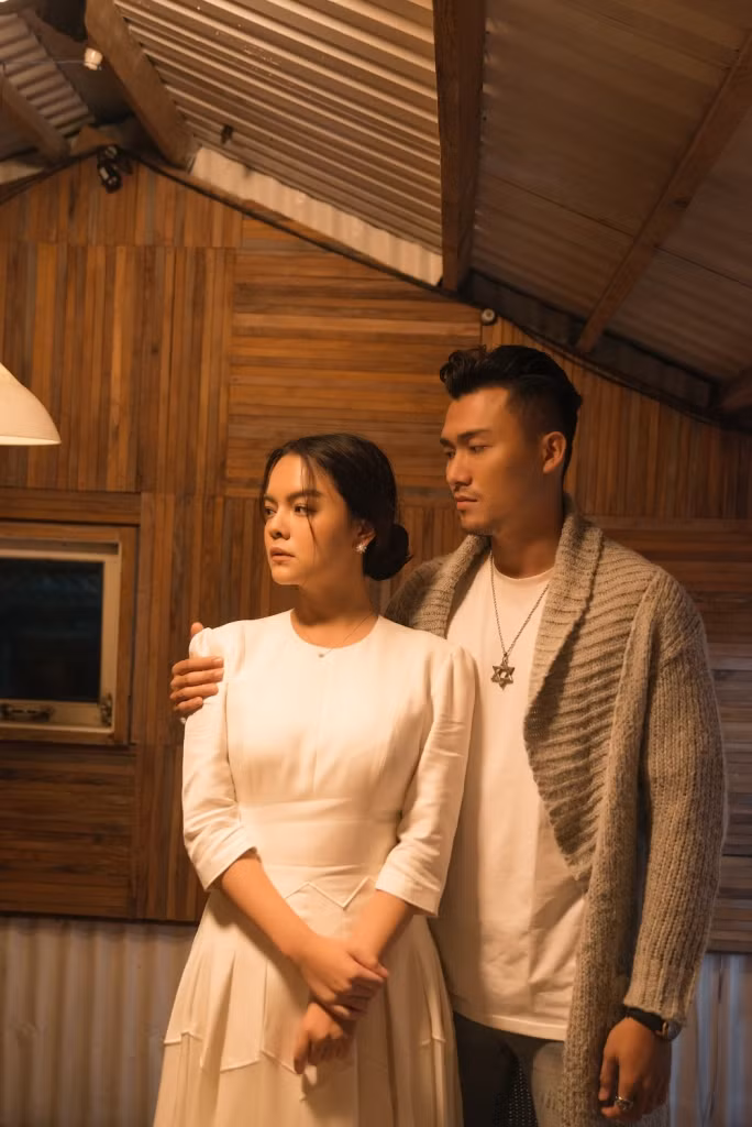 Phạm Quỳnh Anh bật khóc nức nở trong teaser MV, kể về "những ngày u ám nhất cuộc đời" ảnh 2 Phạm Quỳnh Anh bật khóc nức nở trong teaser MV, kể về "những ngày u ám nhất cuộc đời" ảnh 2