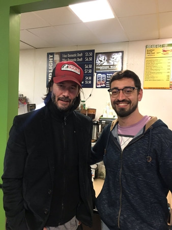 Reeves chụp ảnh với một fan sau khi máy bay phải hạ cánh khẩn cấp.