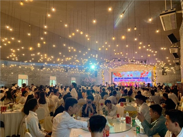 Trường này còn &quot;chơi lớn&quot; đến nhà hàng để tổ chức lễ tri ân và trưởng thành cho khối 12. (Ảnh: Vân Nhung)