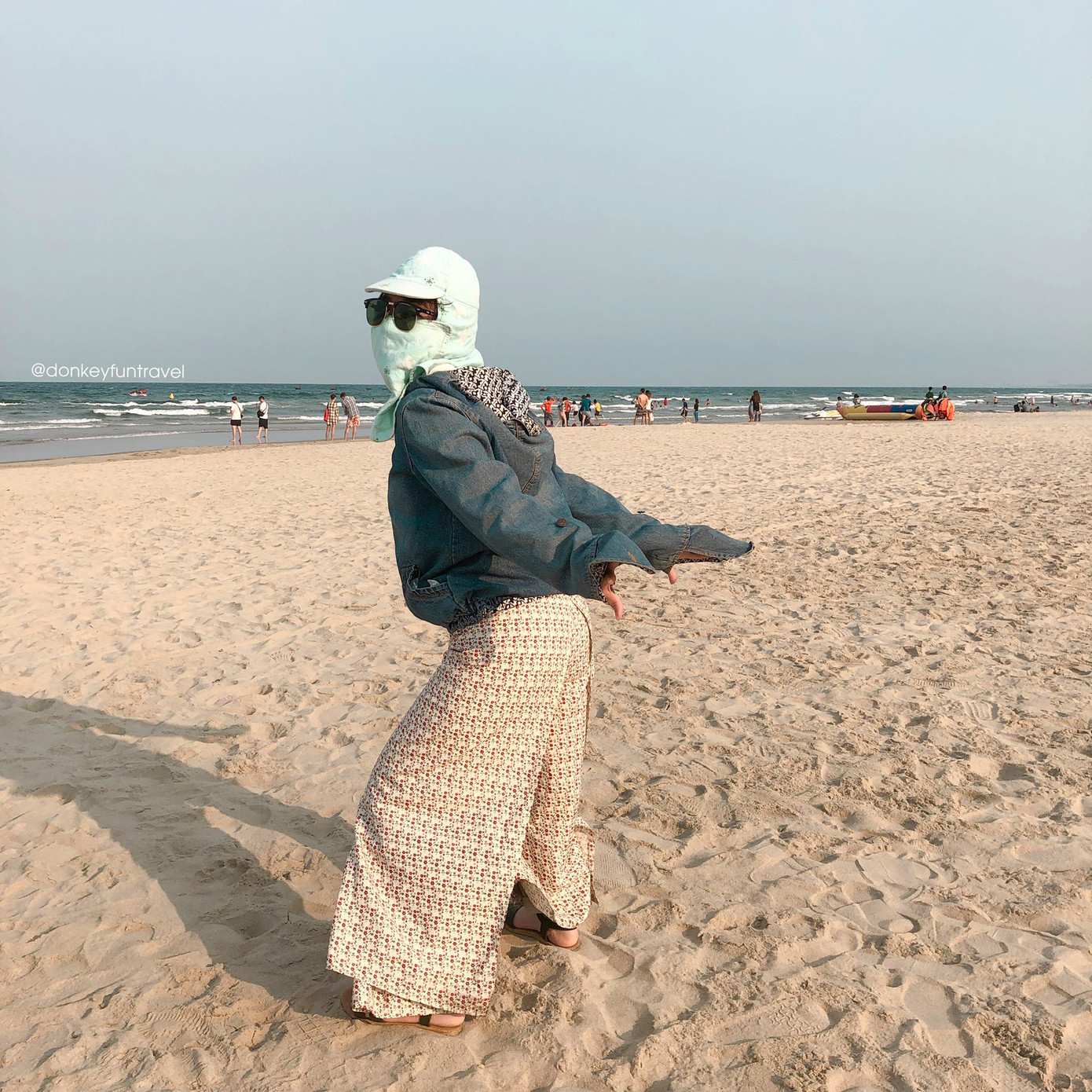 Một con vịt xòe ra hai cái cánh