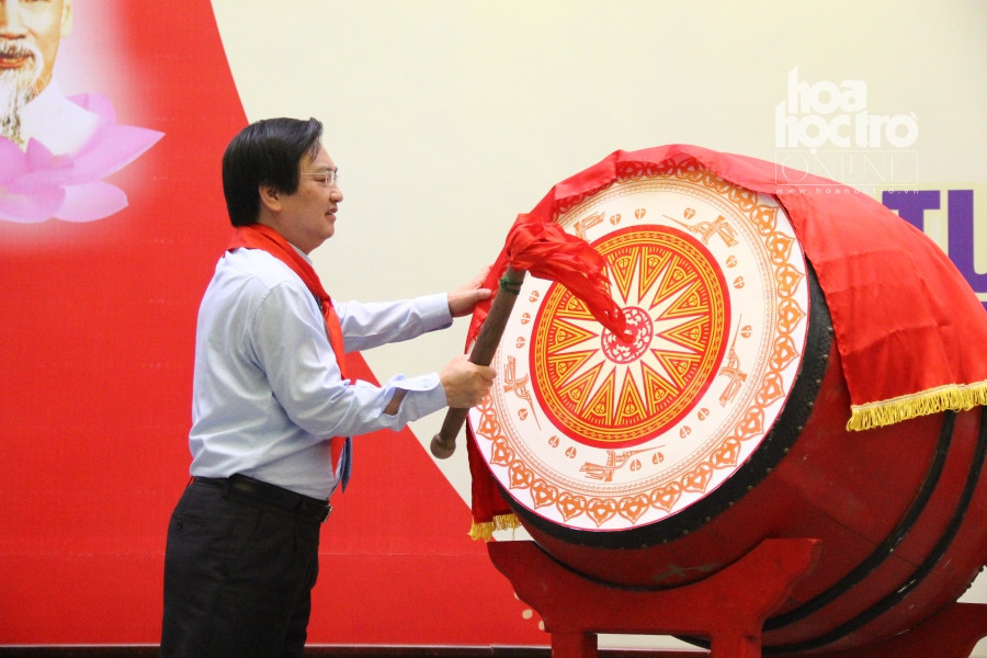 Ông Nguyễn Đức Hữu – Phó Vụ trưởng phụ trách Vụ Giáo dục Tiểu học - Bộ Giáo dục và Đào tạo đánh hồi trống khai trường.