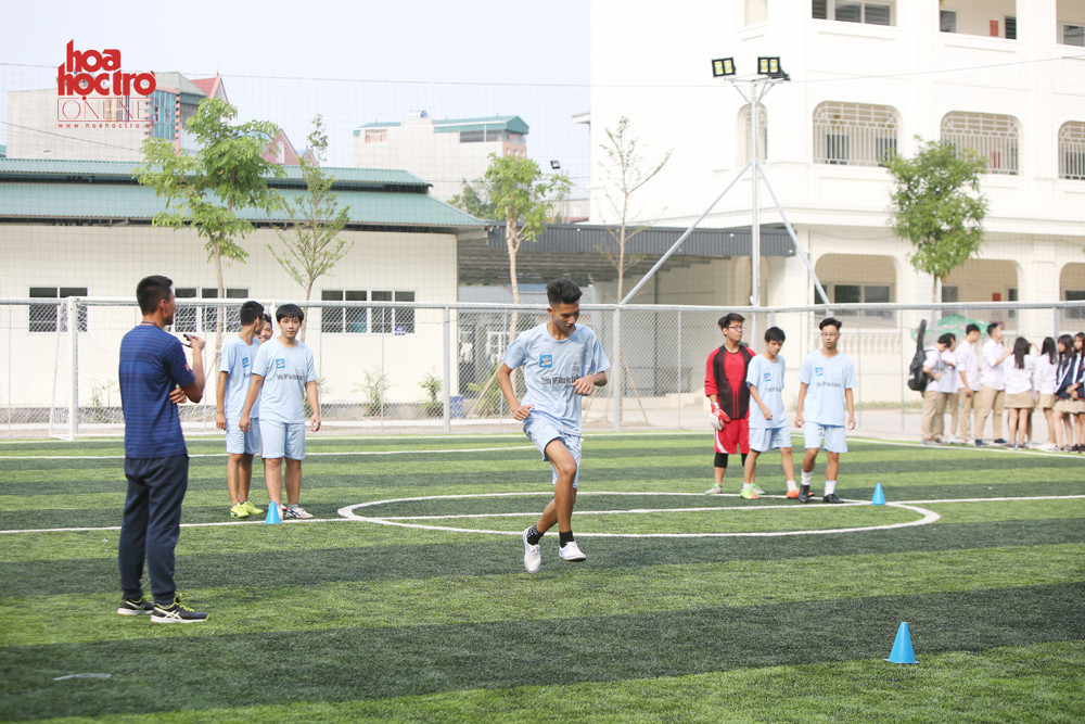 CLB Bóng đá thỏa sức "tung hoành" ở sân bóng nhân tạo.