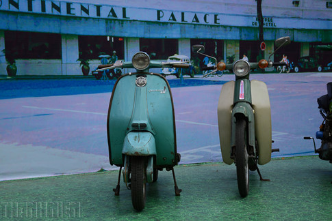 Hình ảnh về một góc phố Sài Gòn xưa được phục dựng để trưng bày mẫu Lambretta và “huyền thoại” Honda Cub 50.