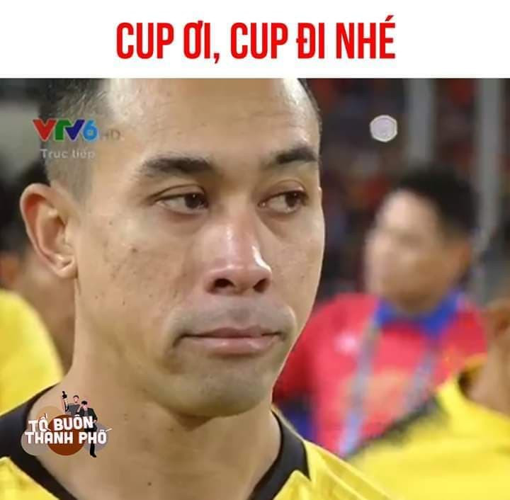 "Cố tỏ ra là mình ổn, nhưng sâu bên trong nước mắt là biển rộng". Ảnh: Tổ buôn thành phố