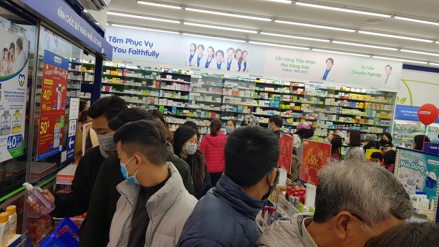 Khách xếp hàng đứng vòng quanh quầy. Khách xếp hàng đứng vòng quanh quầy.