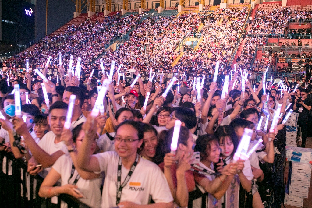 Và trước giờ liveshow diễn ra, hàng chục nghìn khán giả đã phủ kín cả sân, tất cả cùng cầm lightstick tạo nên một không gian vô cùng đẹp và rực rỡ. Đây cũng là lần đầu tiên có một đêm liveshow tại Việt Nam sử dụng lightstick đổi màu theo sự điều khiển như chuẩn mô hình K-Pop từ trước tới nay.