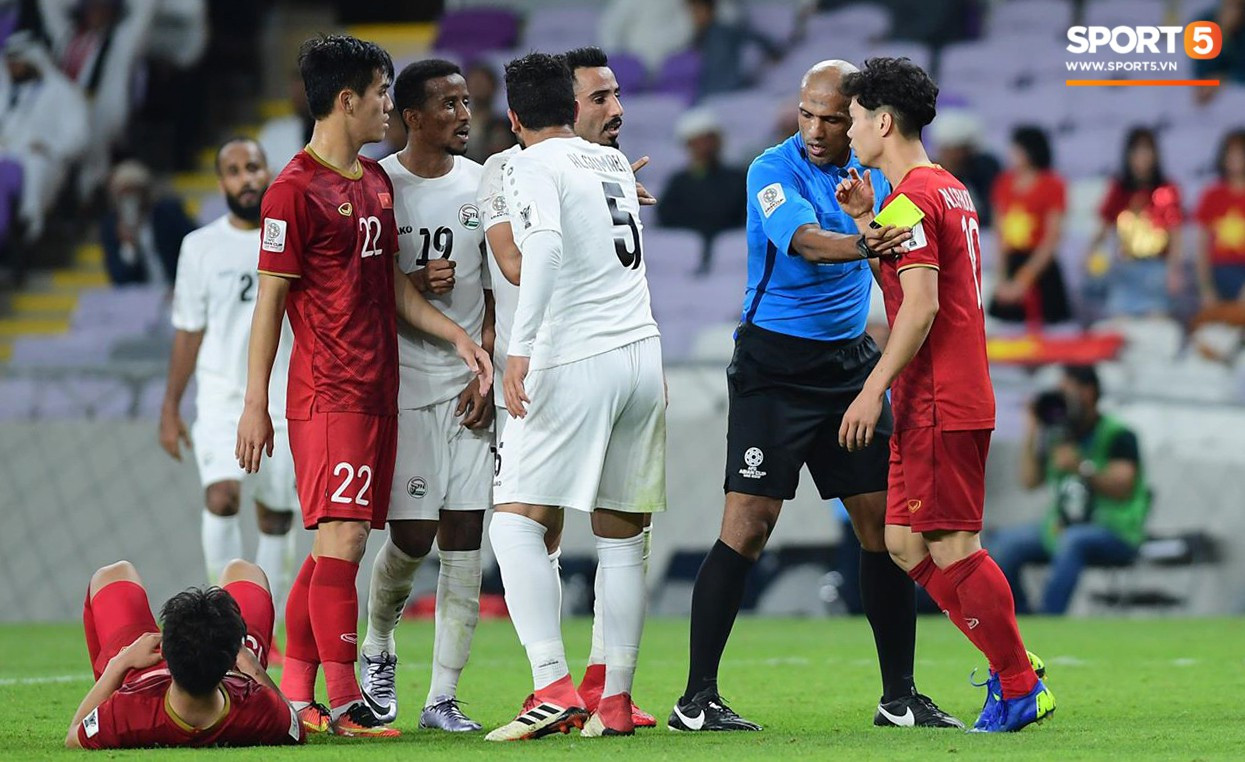 Mặc dù đã bị cảnh cáo nhưng Công Phượng vẫn nhất quyết đòi lại công bằng cho Quang Hải. (Ảnh: Sport5)