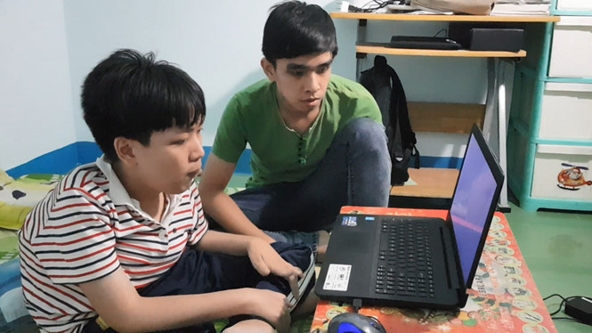 Em trai luôn bên cạnh để hỗ trợ cho Tiến (trái). Ảnh: ĐỨC HUY.