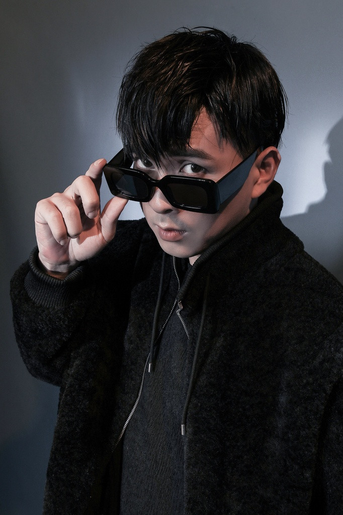 Với những shoot hình mới đầy lãng tử trong bộ ảnh, Hồ Quang Hiếu đã phải nhờ đến một stylist chuyên nghiệp đó là Kelbin Lei.