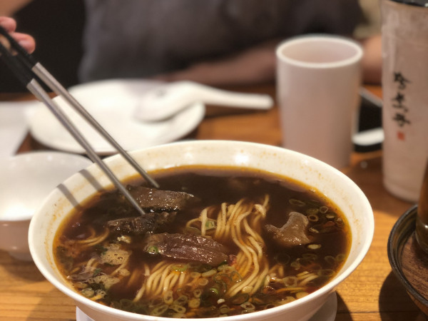 Mỳ bò ở Din Tai Fung cũng rất nên thử, mặc dù mình có nghe nói có tiệm mỳ bò ở một cửa hàng địa phương bán cũng rất ngon nhưng không thu xếp qua đó ăn thử được nên đành ăn ở Din Tai Fung, ngon lắm!