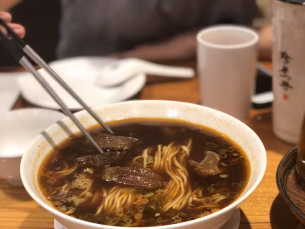 Mỳ bò ở Din Tai Fung cũng rất nên thử, mặc dù mình có nghe nói có tiệm mỳ bò ở một cửa hàng địa phương bán cũng rất ngon nhưng không thu xếp qua đó ăn thử được nên đành ăn ở Din Tai Fung, ngon lắm!