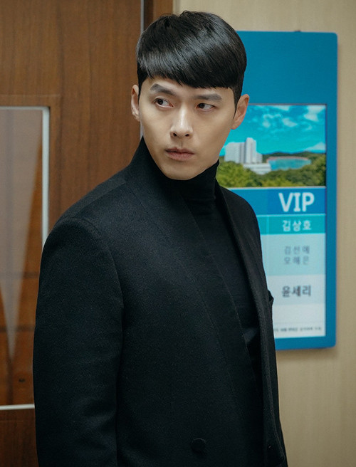 Suốt thời gian ở Nam Hàn, chàng đại úy mê mệt style len cổ cao đi kèm các kiểu khoác dạ đẳng cấp.