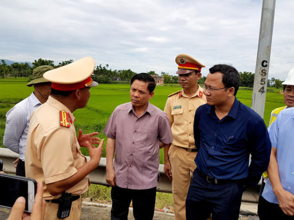 Bộ trưởng GTVT Nguyễn Văn Thể thị sát hiện trường vụ tai nạn.