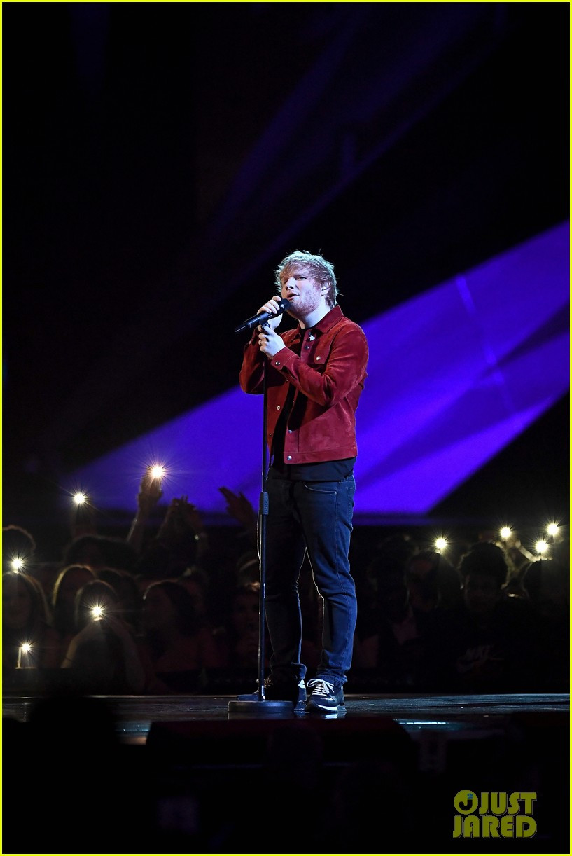 Phần trình diễn lắng đọng của Ed Sheeran trên sân khấu BRIT.