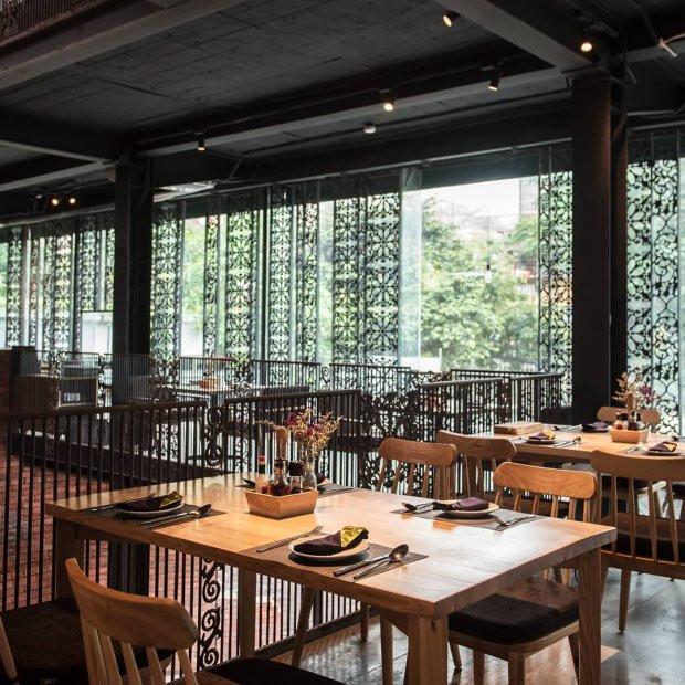 Với tone màu xám kết hợp cùng chất liệu gỗ, Pizza 4P's đã khoác lên mình không gian thoáng đãng, lịch thiệp - Ảnh: Pizza 4P's Với tone màu xám kết hợp cùng chất liệu gỗ, Pizza 4P's đã khoác lên mình không gian thoáng đãng, lịch thiệp - Ảnh: Pizza 4P's