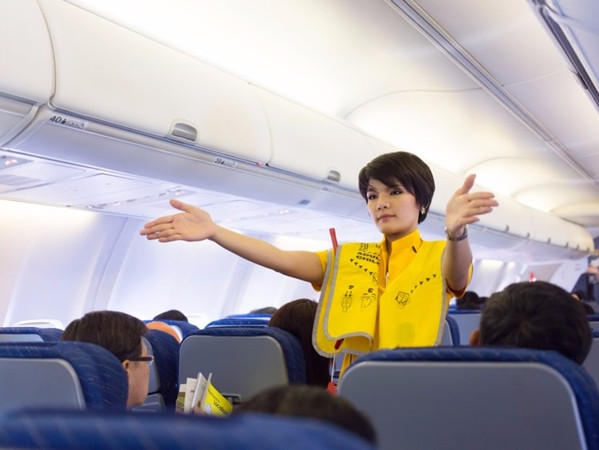 Hầu hết hành khách đi máy bay không hề chú ý nghe hướng dẫn an toàn của nhân viên phi hành đoàn.