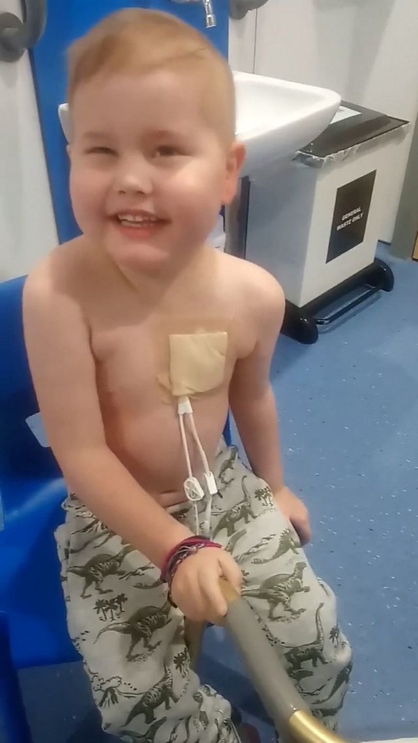Bé Oscar Saxelby-Lee bị chẩn đoán mắc bệnh ung thư bạch cầu ác tính.