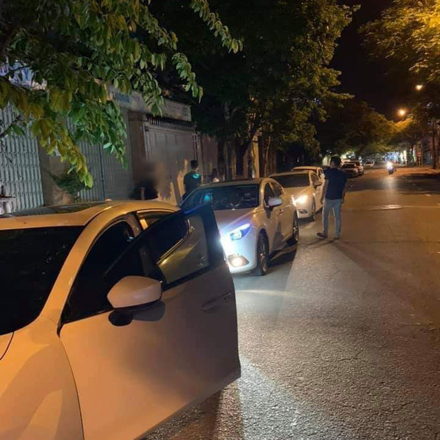 Theo những hình ảnh chia sẻ, mỗi buổi tối, có đến hàng đoàn xe ô tô, nối dài trước cửa nhà người đàn ông này để “check-in”. Ảnh: Facebook.