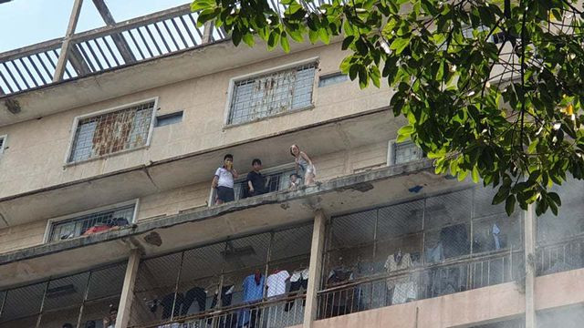 Nhiều sinh viên mắc kẹt trên tầng cao của Ký túc xá.