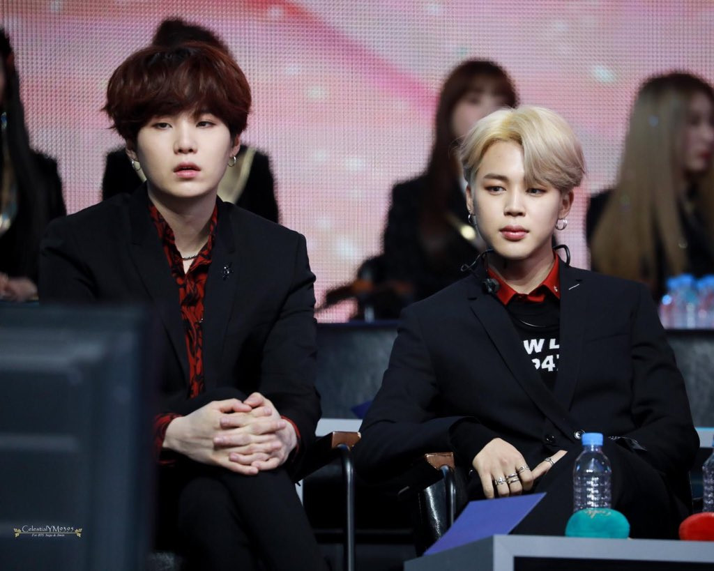 Ghế có kê cùng hàng với nhau không, hay ghế của Jimin bị hạ thấp độ cao thế?