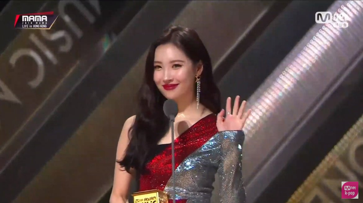 Nữ idol Sunmi giành giải Nghệ sĩ nữ xuất sắc nhất.