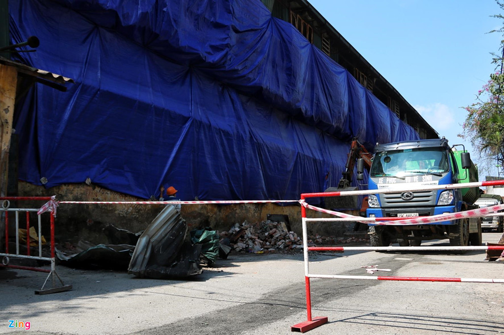 Hơn 1 tuần sau khi vụ cháy xảy ra, hiện trường mới được phủ bạt che chắn. Ảnh: Hồng Quang.