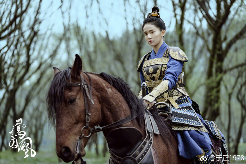 Nữ diễn viên Bạch Lộc một mình diễn hai vai: Hoắc Toàn và Lạc Uẩn.