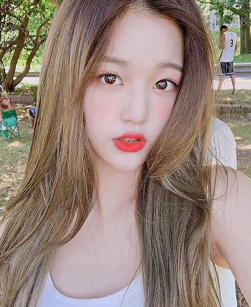 Trái ngược với kiểu kẻ viền môi sắc lẹm, trào lưu tô son tạo viền môi mờ ảo giúp các tín đồ toát lên vẻ nhẹ nhàng, tự nhiên. Wonyoung - center 15 tuổi của IZONE - khá chuộng phong cách đánh son này. 