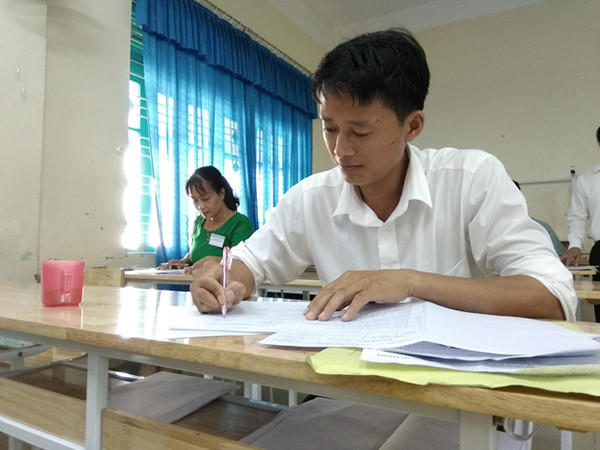 Chấm thi THPT quốc gia 2018 tại Hòa Bình (Ảnh: Mỹ Hà)