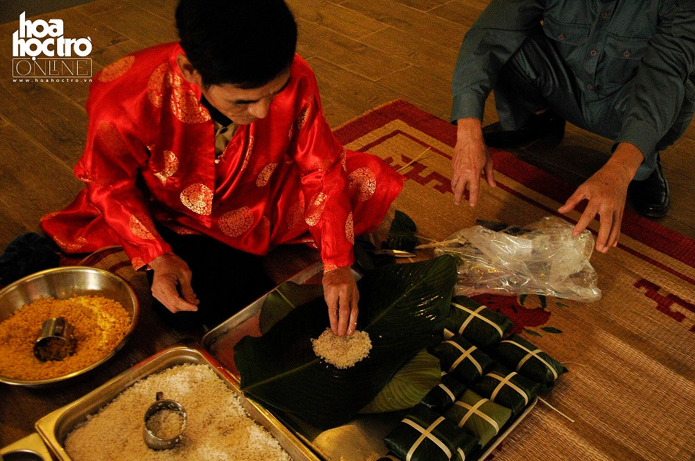 Hoạt động hướng dẫn du khách nước ngoài gói bánh chưng...