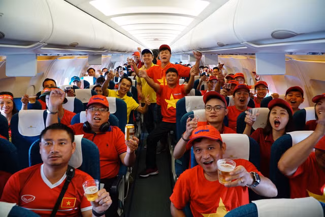Các cổ động viên mua tour sang cổ vũ Olympic Việt Nam.