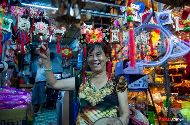 Ở phố lồng đèn, sự ấm áp không chỉ đến từ ánh sáng của những chiếc đèn, mà còn đến từ những nụ cười vui vẻ, thân thiện của người bán.