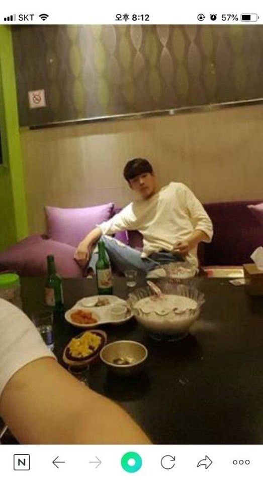 Hình ảnh Seo Bin hút thuốc, uống rượu được chia sẻ trên mạng xã hội.