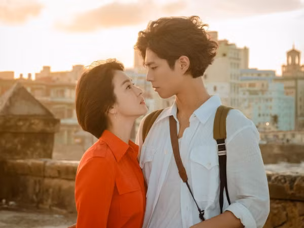Khi Song Hye Kyo nhận lời đóng chung với đàn em Park Bo Gum kém mình 12 tuổi, ai cũng lo hai người sẽ trở thành cặp đôi cô - cháu trên phim. Có ngờ đâu Hye Kyo vẫn trẻ trung ngang ngửa Park Bo Gum, khiến khán giả nhìn ảnh thôi đã thấy cặp đôi này cuốn hút vô cùng.
