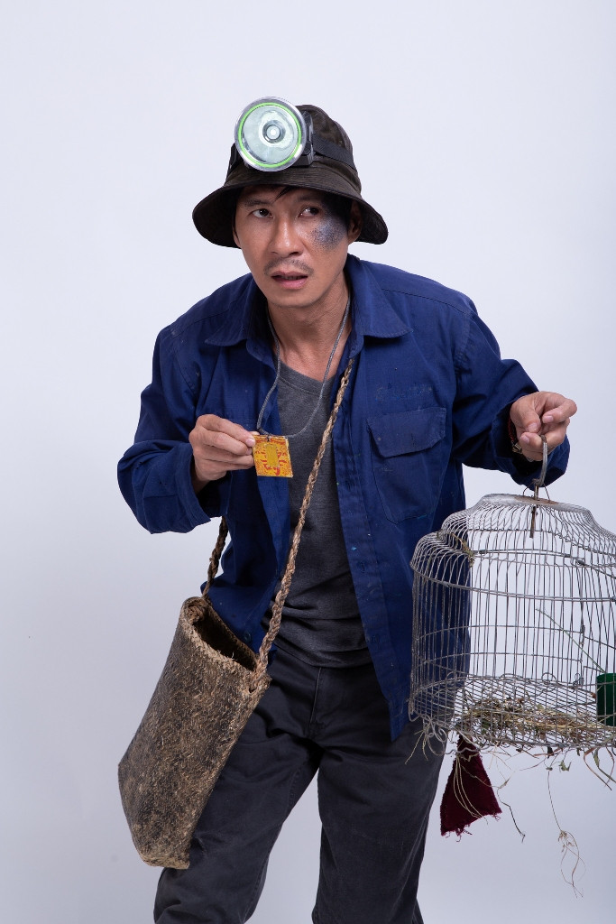 Chỉ với vài giây xuất hiện ngắn ngủi như vậy, người hâm mộ không khỏi xôn xao thắc mắc bởi tạo hình này hoàn toàn trái ngược với vẻ ngoài hào hoa, đĩnh đạc thường nhật của anh. Theo thông tin được nhà sản xuất hé lộ, vai diễn của Lý Hải mang tên Bảy Chồn – người đàn ông có vết chàm trên khuôn mặt, chuyên săn bắt rắn ở khu… nghĩa địa vào ban đêm.