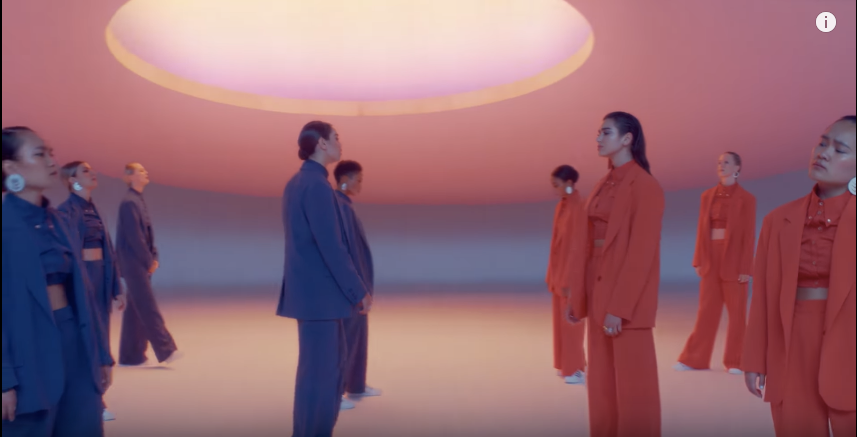 Sử dụng cách quay one-shot càng khiến sự độc đáo của MV được 