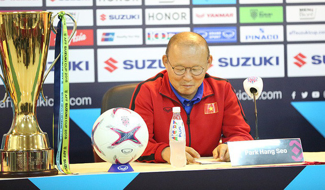 Huấn luyện viên Park Hang Seo tham dự họp báo trước trận và chiếc cúp vô địch AFF Cup 2018 được để bên phải của ông