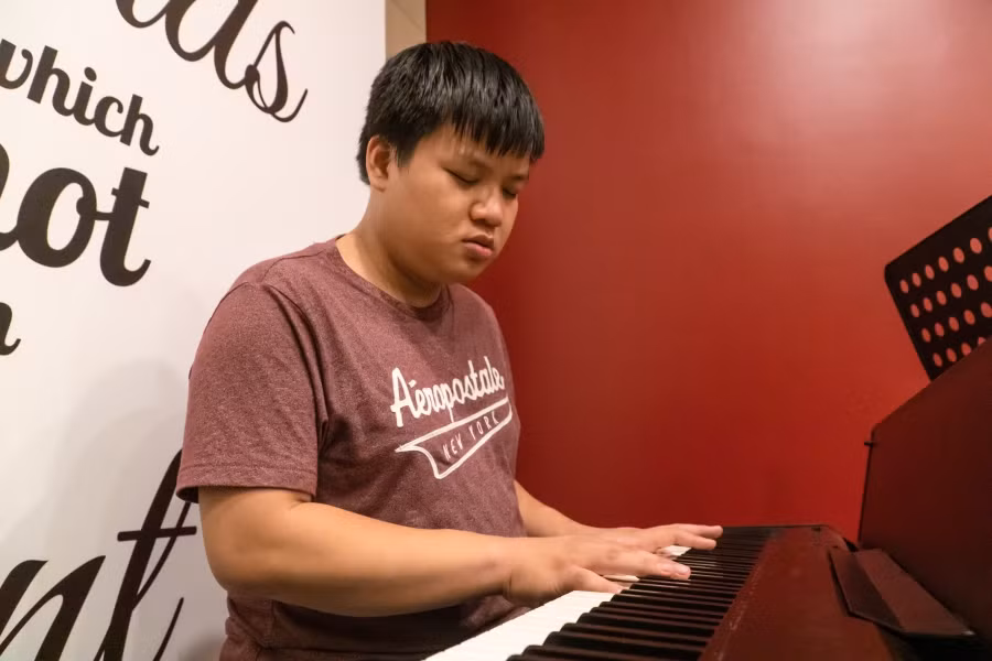 Nghệ sĩ piano khiếm thị Vũ Văn Tư.