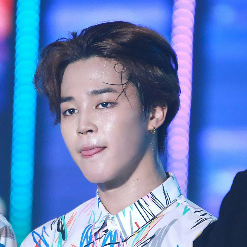 Jimin (BTS) nhìn phờ phạc hẳn đi vì quá mệt sau bài trình diễn. Nhưng Jimin mặt lấm tấm mồ hôi vẫn khiến fan xuýt xoa vì quá đẹp.