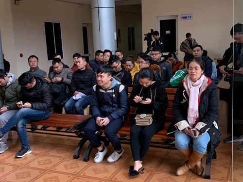 Sau khi xếp hàng, vào chờ tiếp trong trụ sở VFF. Ảnh: Trần Tuấn Anh.