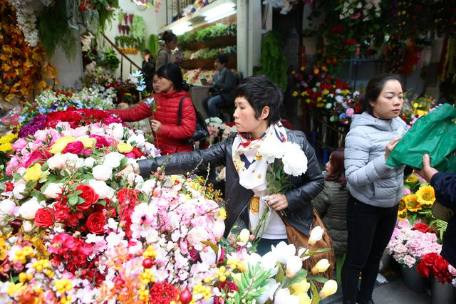 Các loại hoa giả với màu sắc đa dạng được bán tập trung tại khu vực Hàng Rươi và Hàng Chai.
