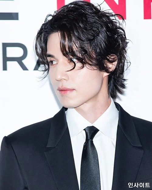 ''Thần chết" Lee Dong Wook được khen đẹp như một "tác phẩm nghệ thuật" khi tham gia sự kiện gần đây. Mái tóc dài uốn xoăn nhẹ đã giúp nam diễn viên lên top tìm kiếm ở Hàn Quốc và Trung Quốc vì ai cũng muốn ngắm.