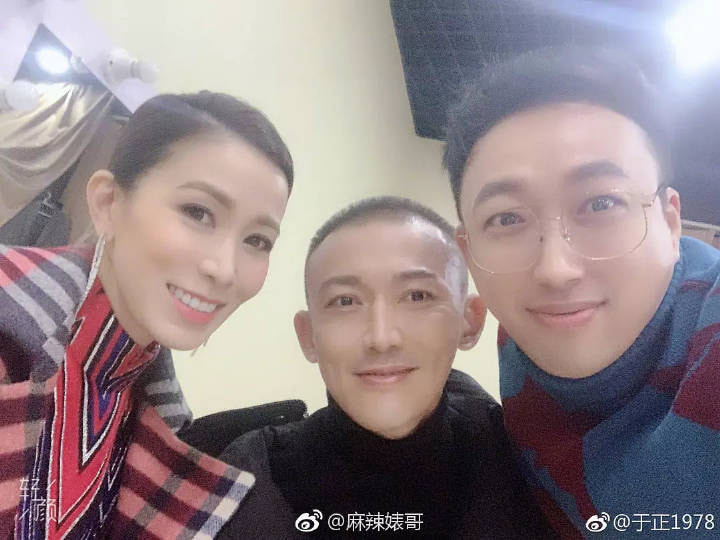 Nhiếp Viễn tiếp tục trông rất kì lạ trong tấm ảnh này.