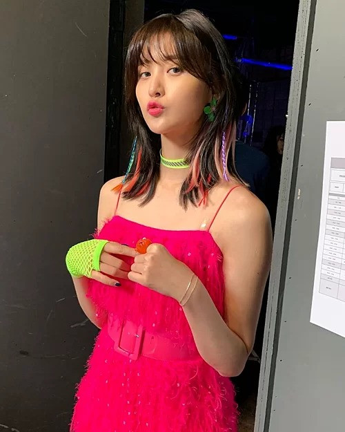 Để tránh lộ dây áo chíp khi hoạt động, Jeonghwa (EXID) cũng phải nhờ đến áo chíp có dây vô hình như thế này.