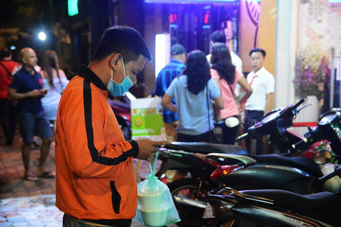 Anh Long từng nhiều lần chờ đợi mỏi mòn vì khách hàng đặt rồi... ngủ quên hoặc đổi ý không lấy.